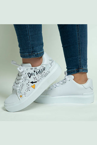 Sneakers blancos con diseño en letras urbano