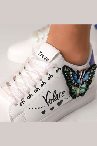 Sneakers clásicos con detalle de mariposa
