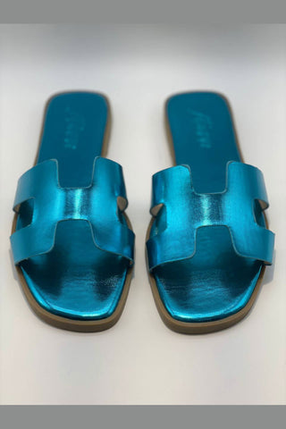 Buy blue Las sandalias planas tipo pala en tonos metalizados
