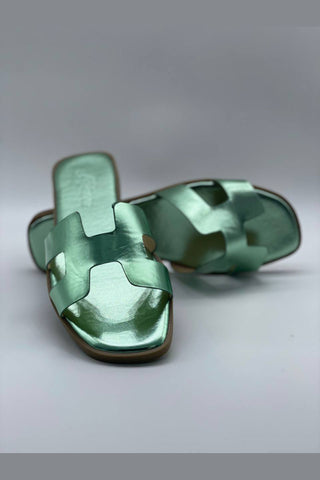 Las sandalias planas tipo pala en tonos metalizados