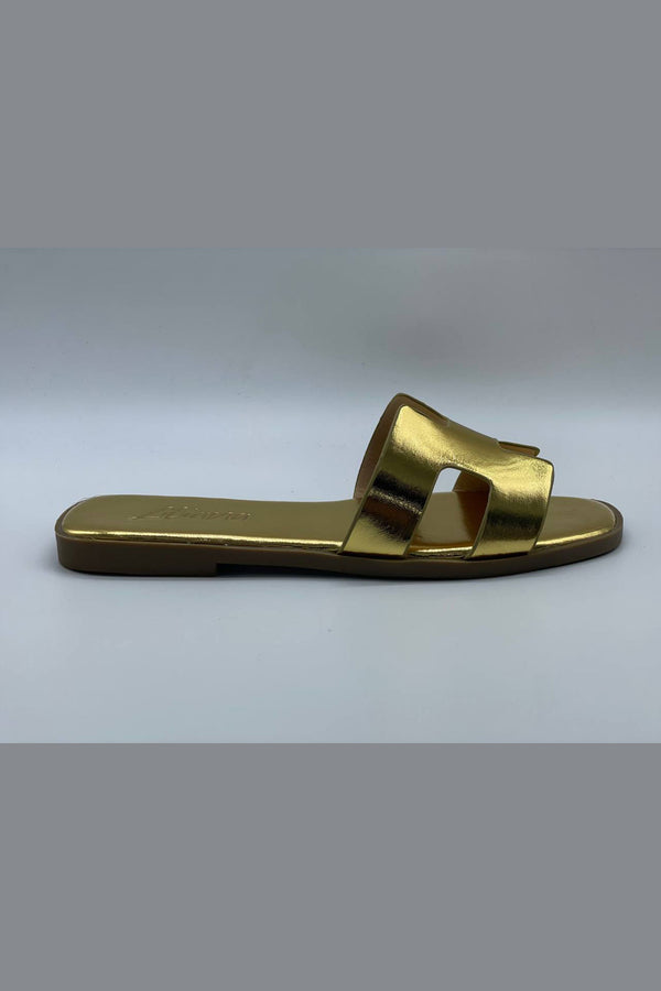 Las sandalias planas tipo pala en tonos metalizados