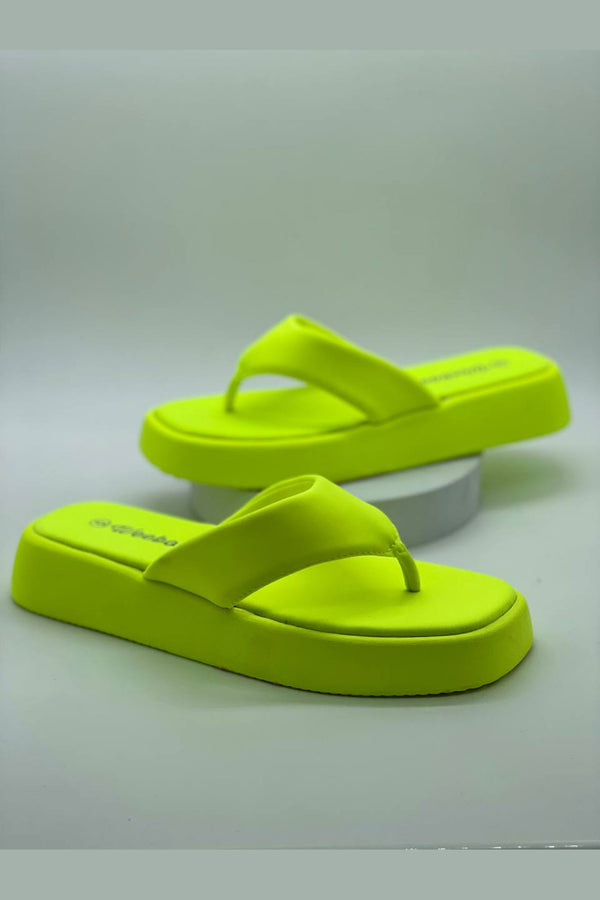 Sandalias flip flop en colores neón con plataforma