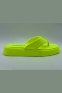 Sandalias flip flop en colores neón con plataforma