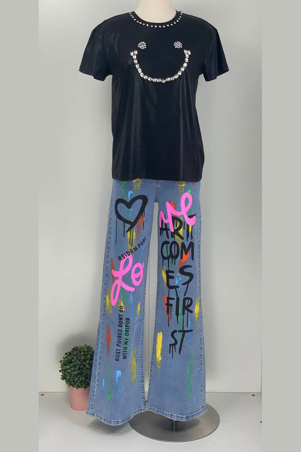 Pantalón bota ancha con estampado de grafiti