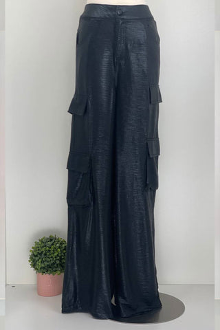 Buy black Pantalón estilo cargo de tela brillante