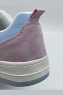 Sneakers clásicos con detalles en colores