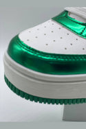 Sneakers clásicos con detalles metalizados