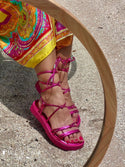Sandalias estilo roamanas de plataforma en colores metalizados