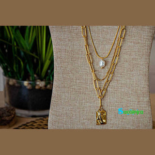 SET OF TRIPLE CHAINS WITH PEARL PENDANT AND EARRINGS