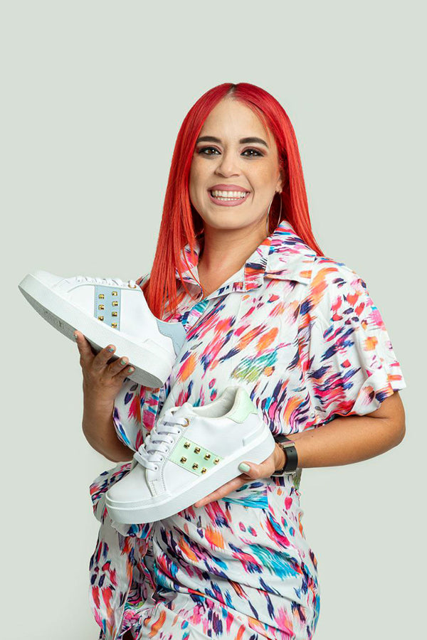 Sneaker Paloma blancos con taches y detalle en color pastel
