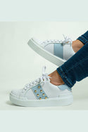 Sneaker Paloma blancos con taches y detalle en color pastel