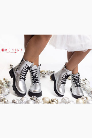 Buy silver Botas estilo Dr Martens en tonos metálicos para niña