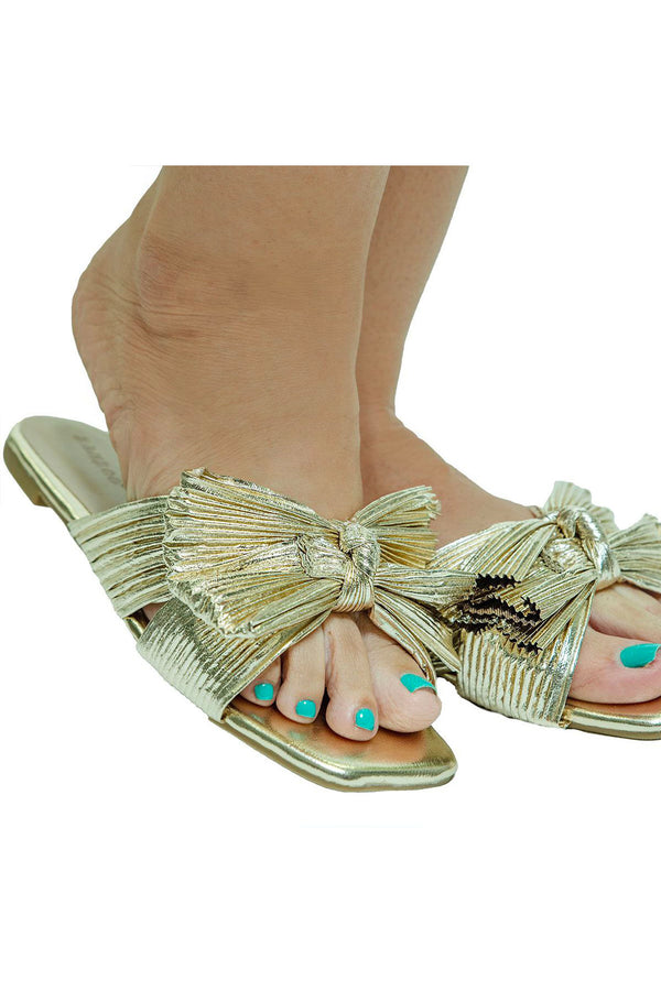 Sandalias planas brillantes a la moda