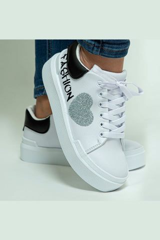 Buy silver Sneakers blancos con detalles en negro y corazón