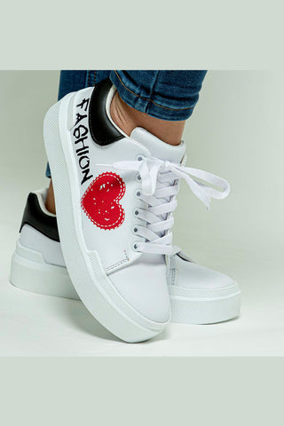 Buy red Sneakers blancos con detalles en negro y corazón