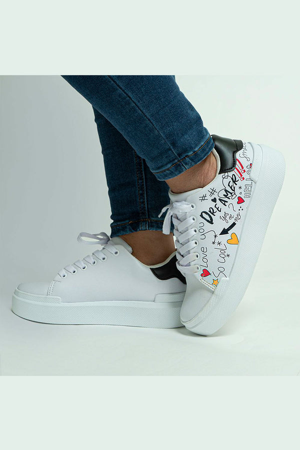 Sneakers blancos con diseño en letras urbano