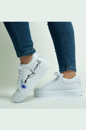Sneakers blancos con diseño de Friends y flor