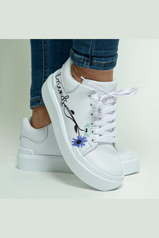 Buy white-white Sneakers blancos con diseño de Friends y flor